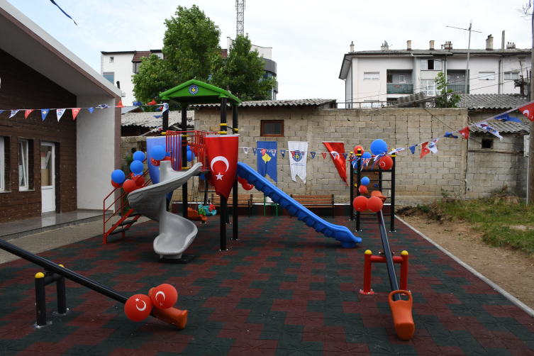 Mehmetçik'ten Kosovalı çocuklara oyun parkı